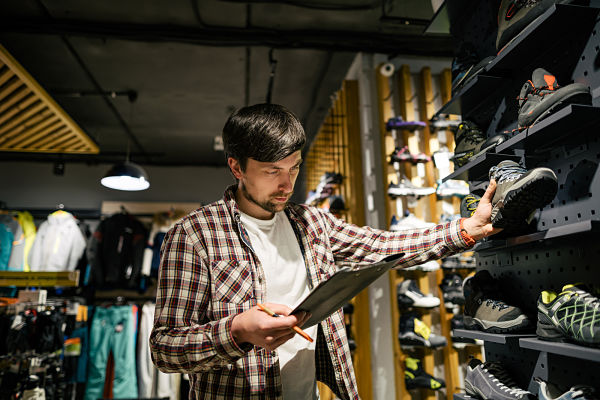 store worker using checklist